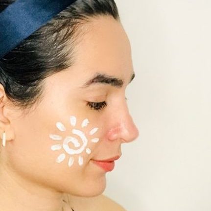 مزایای کرم ضدآفتاب مینرال برای پوست‌های حساس مناسب برای پوست‌های حساس و مستعد آلرژی کرم‌های ضدآفتاب مینرال فاقد مواد شیمیایی خشن و تحریک‌کننده هستند که ممکن است برای پوست‌های حساس و مستعد آلرژی مضر باشند. این ضدآفتاب‌ها به‌طور طبیعی از پوست محافظت می‌کنند و باعث بروز حساسیت نمی‌شوند. محافظت از پوست در برابر اشعه‌های UVA و UVB کرم‌های ضدآفتاب مینرال معمولاً به‌طور کامل از پوست در برابر هر دو نوع اشعه مضر خورشید، یعنی UVA و UVB محافظت می‌کنند. اشعه‌های UVA باعث پیری زودرس پوست می‌شوند و اشعه‌های UVB می‌توانند باعث سوختگی و آسیب به پوست شوند. بنابراین، استفاده از ضدآفتاب مینرال یک راه حل کامل برای جلوگیری از آسیب‌های خورشیدی است. عدم جذب مواد شیمیایی در پوست یکی از مزایای کرم‌های ضدآفتاب مینرال این است که مواد فعال آن‌ها مانند زینک اکساید و تیتانیوم دی‌اکساید در پوست جذب نمی‌شوند، بلکه به‌عنوان یک سد فیزیکی عمل می‌کنند. این ویژگی آن‌ها را از ضدآفتاب‌های شیمیایی متمایز می‌کند که ممکن است مواد فعال آن‌ها در پوست جذب شده و باعث تحریک پوست شوند. مقاومت بالا در برابر آب و تعریق کرم‌های ضدآفتاب مینرال معمولاً دارای مقاومت بالایی در برابر آب و تعریق هستند، که این ویژگی آن‌ها را برای فعالیت‌های بیرونی مانند شنا و ورزش در فضای باز ایده‌آل می‌کند. این ویژگی باعث می‌شود که حتی در روزهای گرم تابستان نیز بتوانید به راحتی از این کرم‌ها استفاده کنید. نکات مهم در انتخاب کرم ضدآفتاب مینرال SPF مناسب در هنگام انتخاب کرم ضدآفتاب مینرال، حتماً توجه داشته باشید که ضدآفتاب دارای SPF 30 یا بالاتر باشد. SPF، یا فاکتور محافظتی در برابر آفتاب، معیاری است که نشان می‌دهد کرم ضدآفتاب چقدر از پوست شما در برابر اشعه UVB محافظت می‌کند. ترکیبات مناسب برای پوست حساس برای پوست‌های حساس، بهتر است از کرم‌های ضدآفتاب مینرال با ترکیبات ملایم و فاقد عطر و پارابن استفاده کنید. این ترکیبات باعث می‌شوند که از بروز التهاب یا حساسیت جلوگیری شود. تهویه مناسب و سبک بودن کرم ضدآفتاب مینرال باید دارای بافت سبک و تهویه مناسبی باشد تا به راحتی جذب پوست شود و احساس چربی یا سنگینی روی پوست ایجاد نکند. کرم ضدآفتاب مینرال، بهترین انتخاب برای پوست‌های حساس استفاده از کرم ضدآفتاب مینرال یکی از بهترین راه‌ها برای محافظت از پوست‌های حساس در برابر آسیب‌های ناشی از آفتاب است. با ویژگی‌هایی مانند محافظت از پوست در برابر اشعه UVA و UVB، عدم جذب مواد شیمیایی و مقاومت در برابر آب و تعریق، کرم‌های ضدآفتاب مینرال انتخابی مناسب برای کسانی هستند که به دنبال راهی طبیعی و ایمن برای محافظت از پوست خود هستند. برای اطلاعات بیشتر درباره مراقبت از پوست و زیبایی، به مقاله ... در رسانه مد و زیبایی آپاما مراجعه کنید! در رسانه مد و زیبایی آپاما شما می‌توانید از مقالات بیشتری درباره مراقبت از پوست و نکات زیبایی بهره‌مند شوید. از تجربیات ما استفاده کنید و از پوست خود بهترین محافظت را داشته باشید!