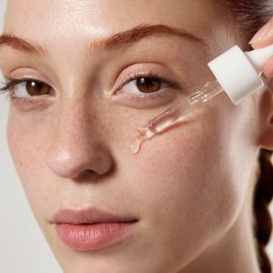 فواید سرم نیاسینامید در کاهش لک و قرمزی پوست