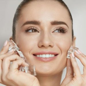 ۵ روش استفاده خلاقانه از یخ در روتین زیبایی روزانه