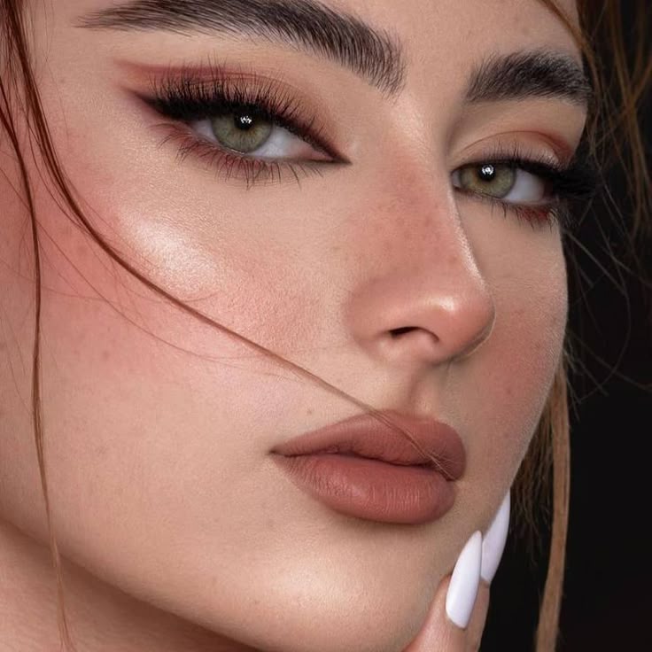 چطور آرایش چشم حرفه‌ای داشته باشم؟ 🎨✨