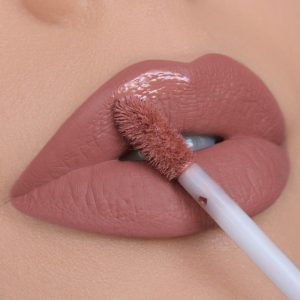 رژلب مات یا براق؛ کدام برای استایل روزانه بهتر است؟