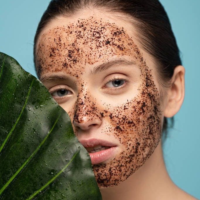 اسکراب قهوه؛ چرا این اسکراب برای جوانسازی پوست صورت معجزه می‌کند؟