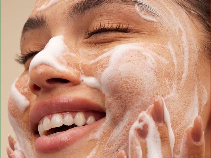 تفاوت پاک‌کننده‌های صورت فومی و پاک‌کننده‌های صورت لوسیونی و مایع